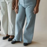 5 Celana Jeans Wanita Bahan Adem yang Nyaman Dipakai Seharian