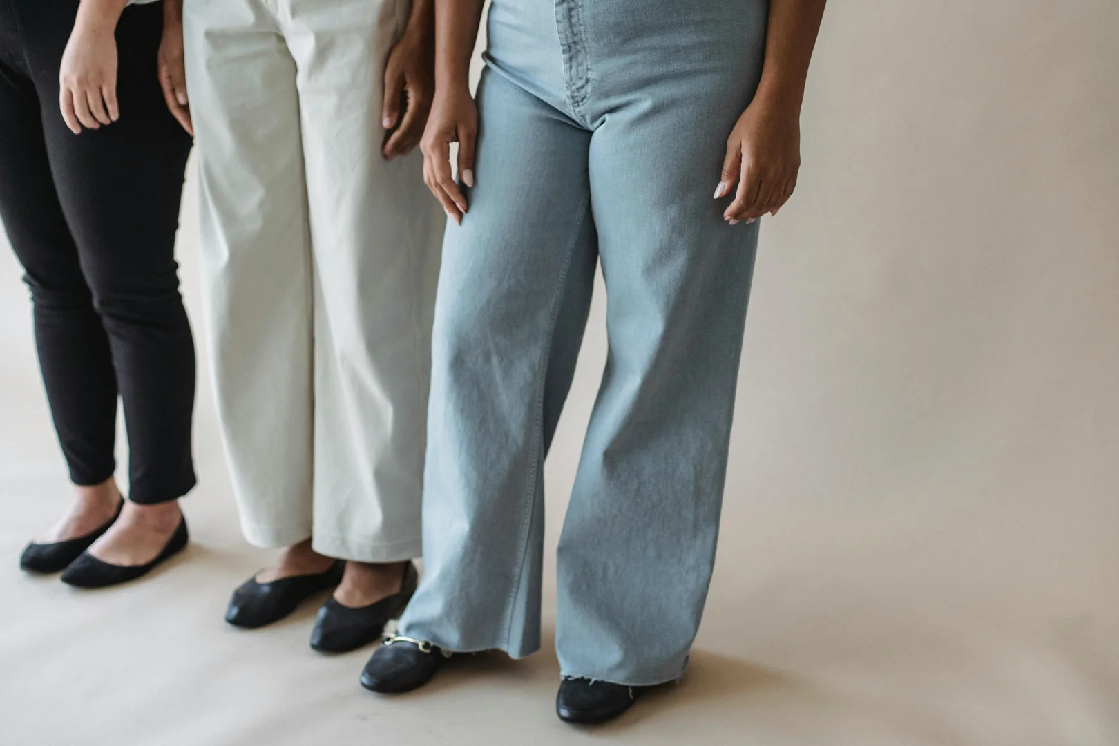 5 Celana Jeans Wanita Bahan Adem yang Nyaman Dipakai Seharian