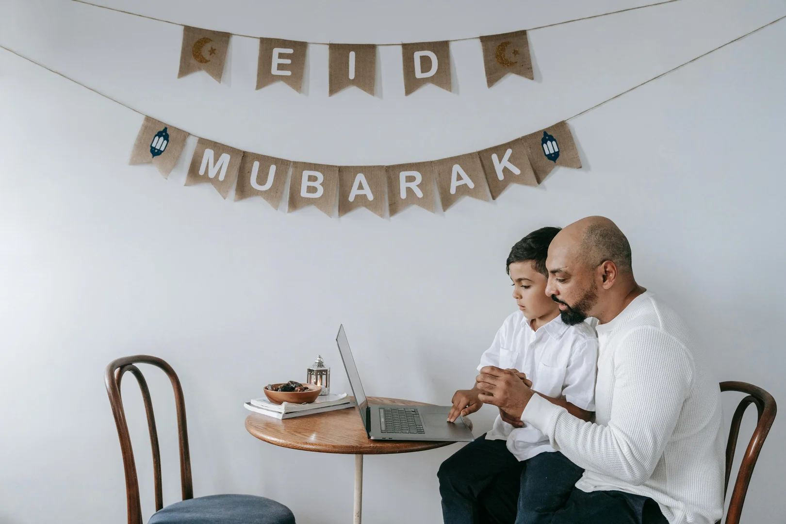 Trend Viral Baju Kemeja Cowok Spesial Idul Adha yang Wajib Kamu Coba