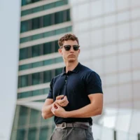 5 Cara Pakai Kacamata Pria yang Bikin Style Kamu Naik Level