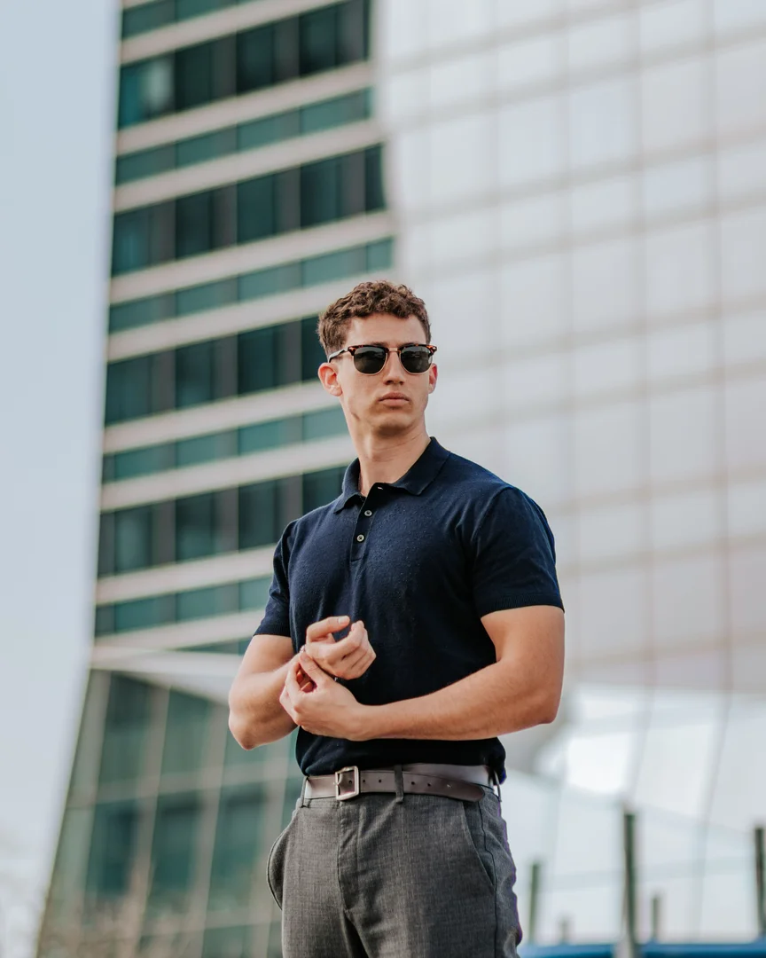 5 Cara Pakai Kacamata Pria yang Bikin Style Kamu Naik Level